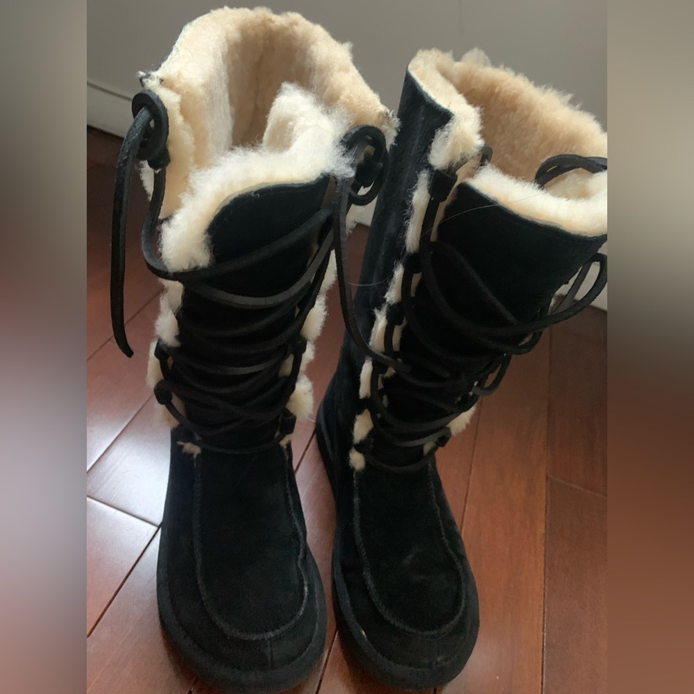 Ugg black lace up furry suede flat boots size 6 1/2 very confortable